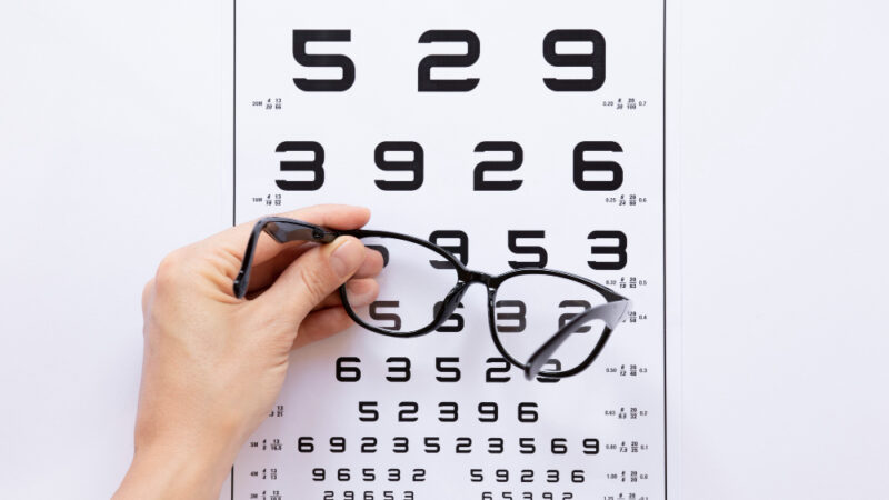 How a Lens Thickness Calculator Can Help You Choose the Right Eyeglasses