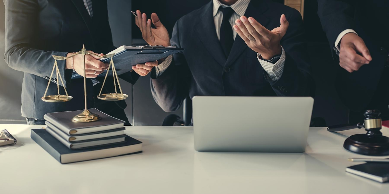 Selecting the Best Advocate in Navi Mumbai: Qualities That Really Count