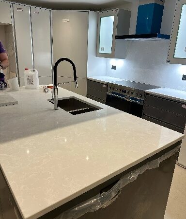 Creative Quartz Countertop and Backsplash Combinations