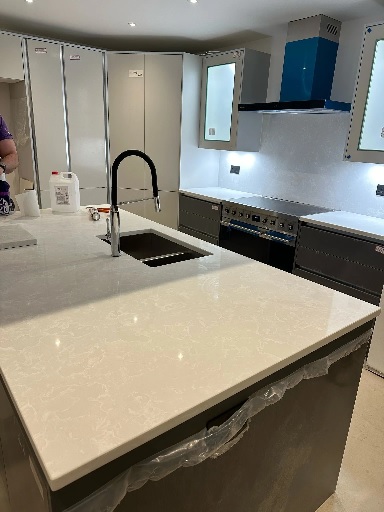 Creative Quartz Countertop and Backsplash Combinations
